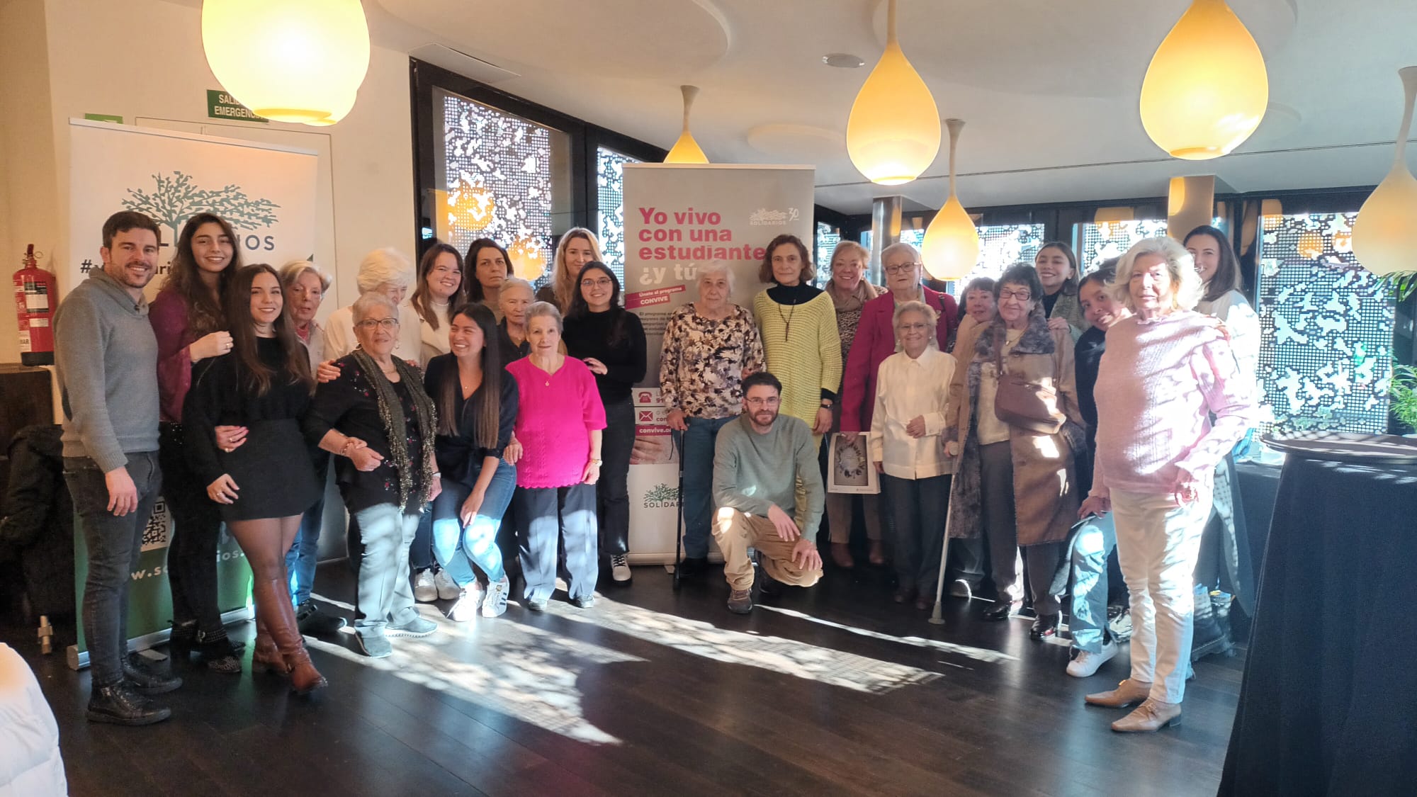 Participantes del programa &#039;Convive&#039; en la merienda de Navidad en Caixa Forum.