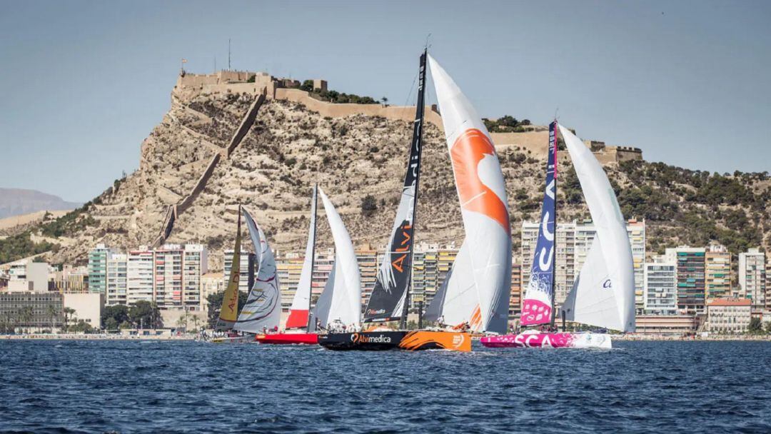 Veleros durante las regatas de la salida de 2017 en Alicante