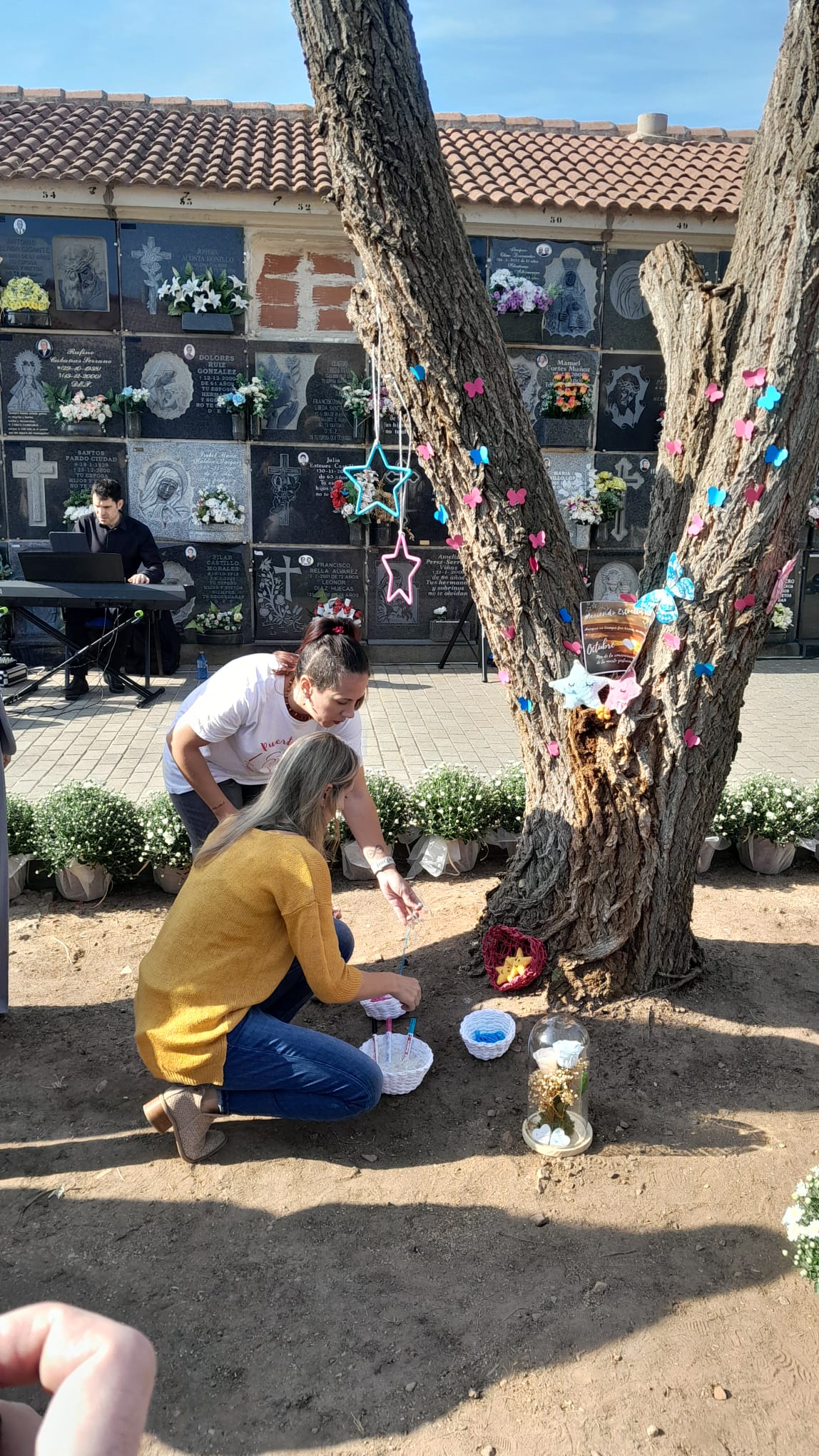 Árbol decorado por miembros de la Asociación &quot;Meciendo Estrellas&quot; en Puertollano