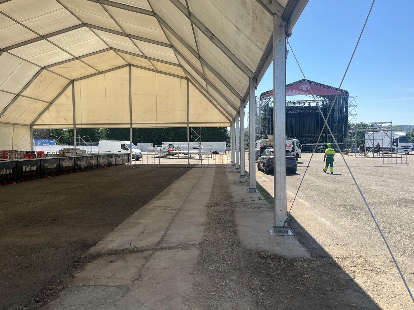 Imagen del montaje de la gran carpa de 600 metros cuadrados en el recinto ferial de &#039;La Peraleda&#039;