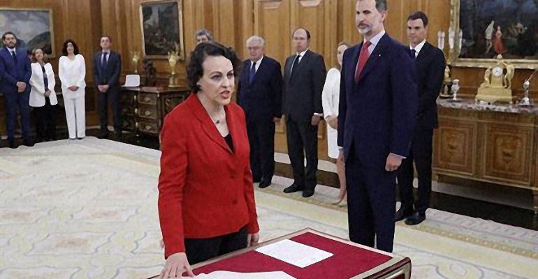 Magdalena Valerio en el momento de la jura de su cargo ante el Rey.