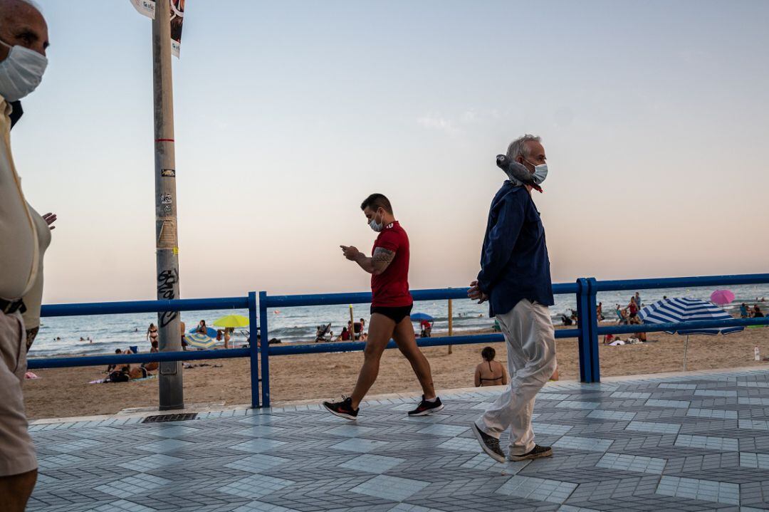 Gente paseando por un paseo marítimo