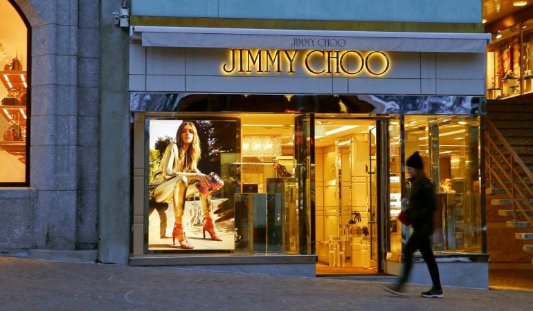 La compañía de moda y accesorios de lujo Michael Kors Holding ha llegado a un acuerdo para adquirir la firma británica de zapatos de alta gama Jimmy Choo por 1.350 millones de dólares (1.157 millones de euros).