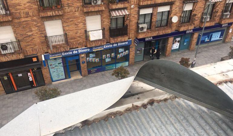 El fuerte viento del sábado hizo que se cerraran parques y se deprendieran cornisas en el sur de Madrid.