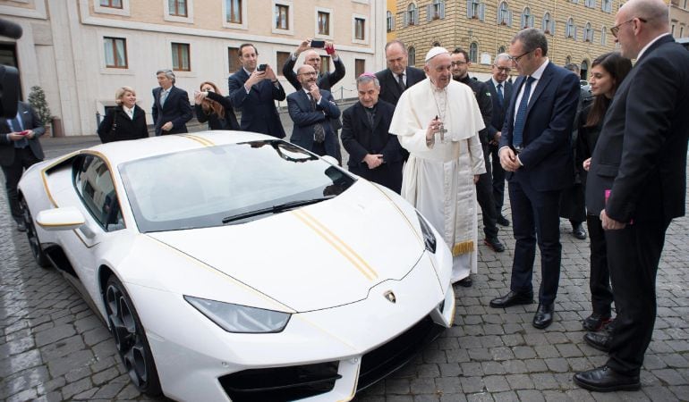 El papa Francisco  junto al Lamborghini Huracan del vaticano.