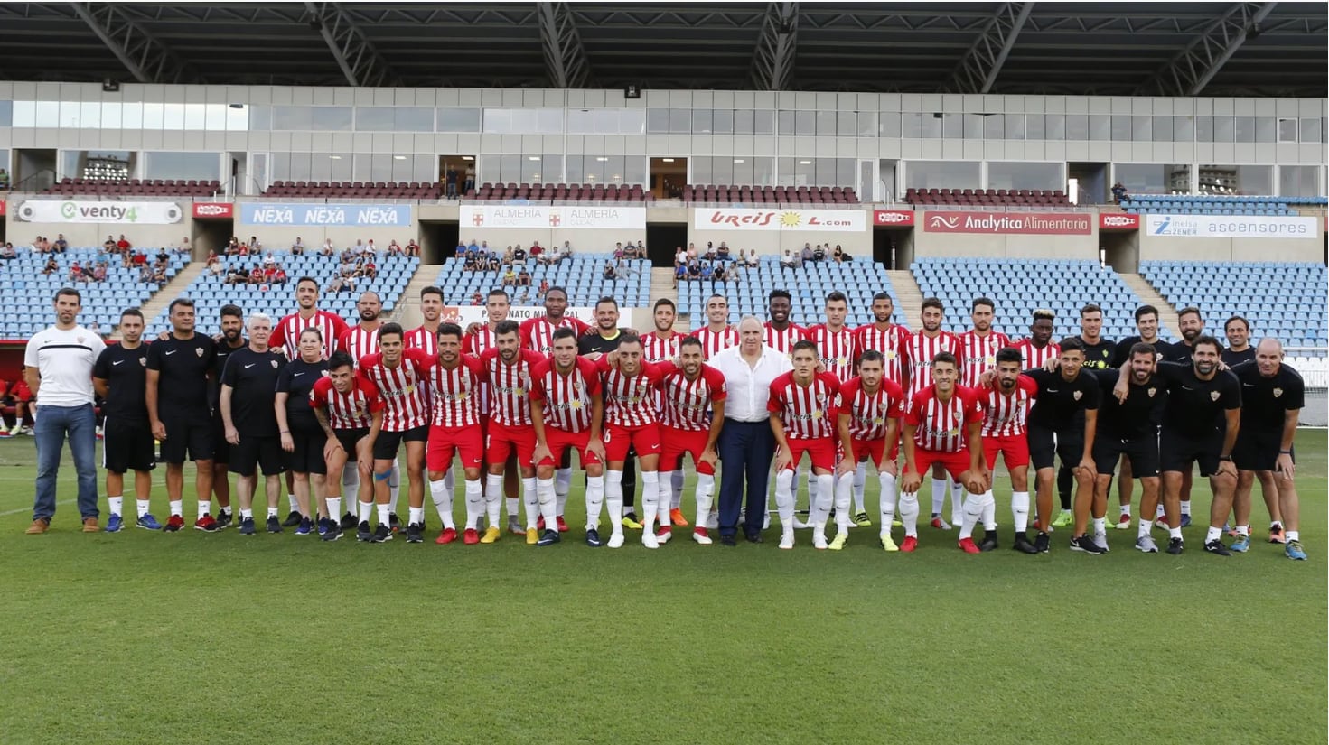 Alfonso García con la plantilla 2018-2019, la que cambió la tendencia de salvarse en la última jornada de competición.