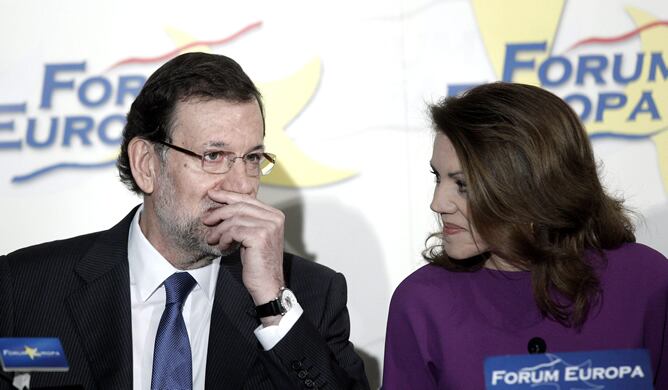 La secretaria general del PP y presidenta de Castilla-La Mancha, María Dolores de Cospedal, conversa con el jefe del Ejecutivo, Maria Rajoy, poco antes de ser presentada por este en la conferencia que ha pronunciado en el Nuevo Economía Fórum