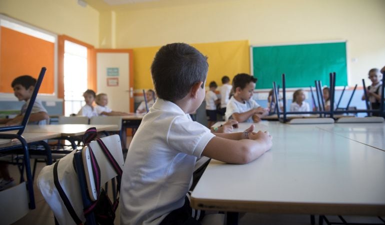 Varios niños y niñas sentados en un aula