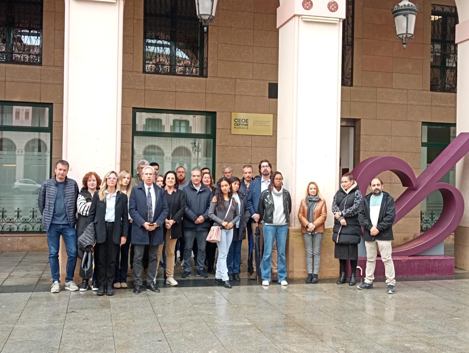 Minuto de silencio a las puertas de CEOE-Cepyme Huesca