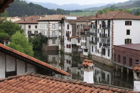 Elizondo dividido por el río Baztán