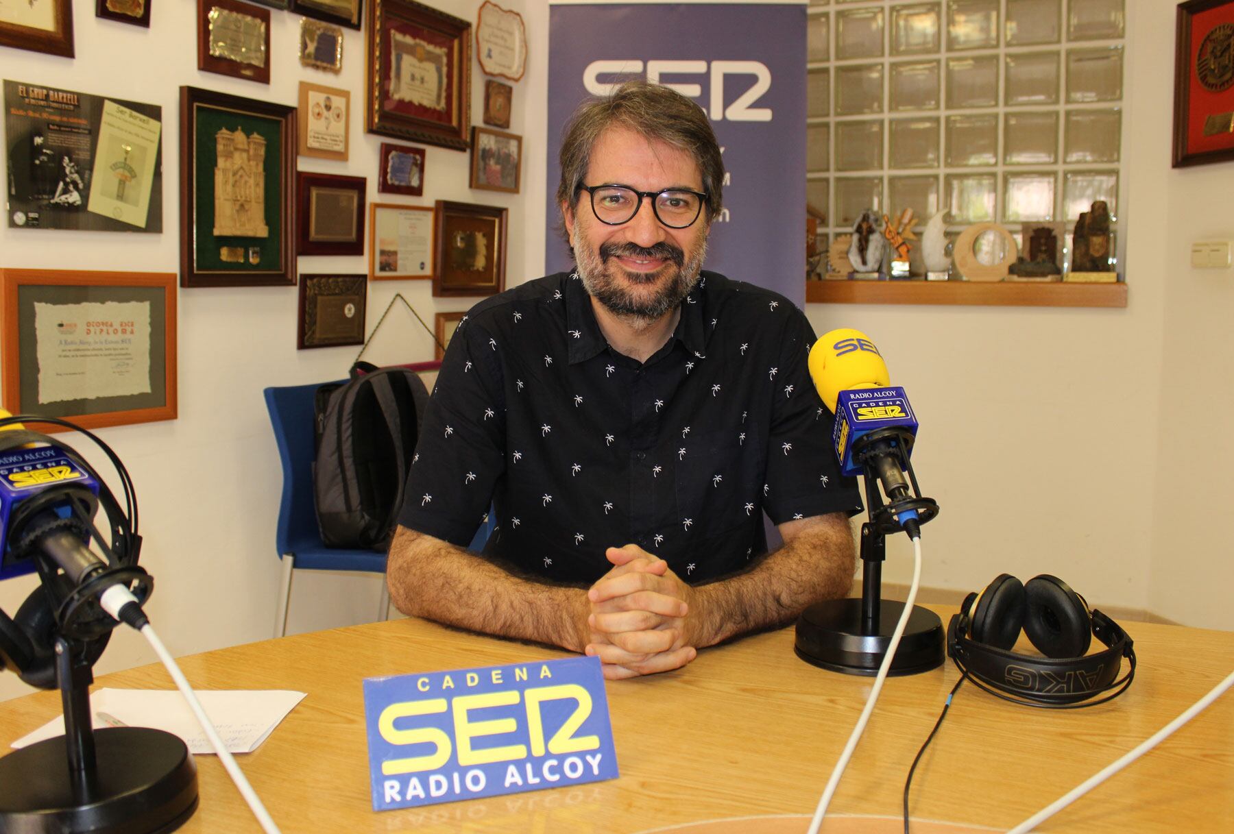 Pau Grau, de Detroit Llibres, en l'estudi central de Radio Alcoy