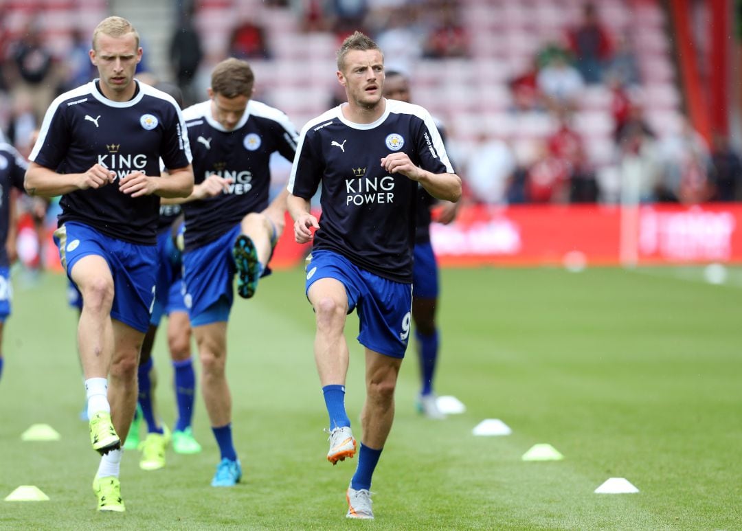 De Laet y Jamie Vardy calientan en la previa de un encuentro