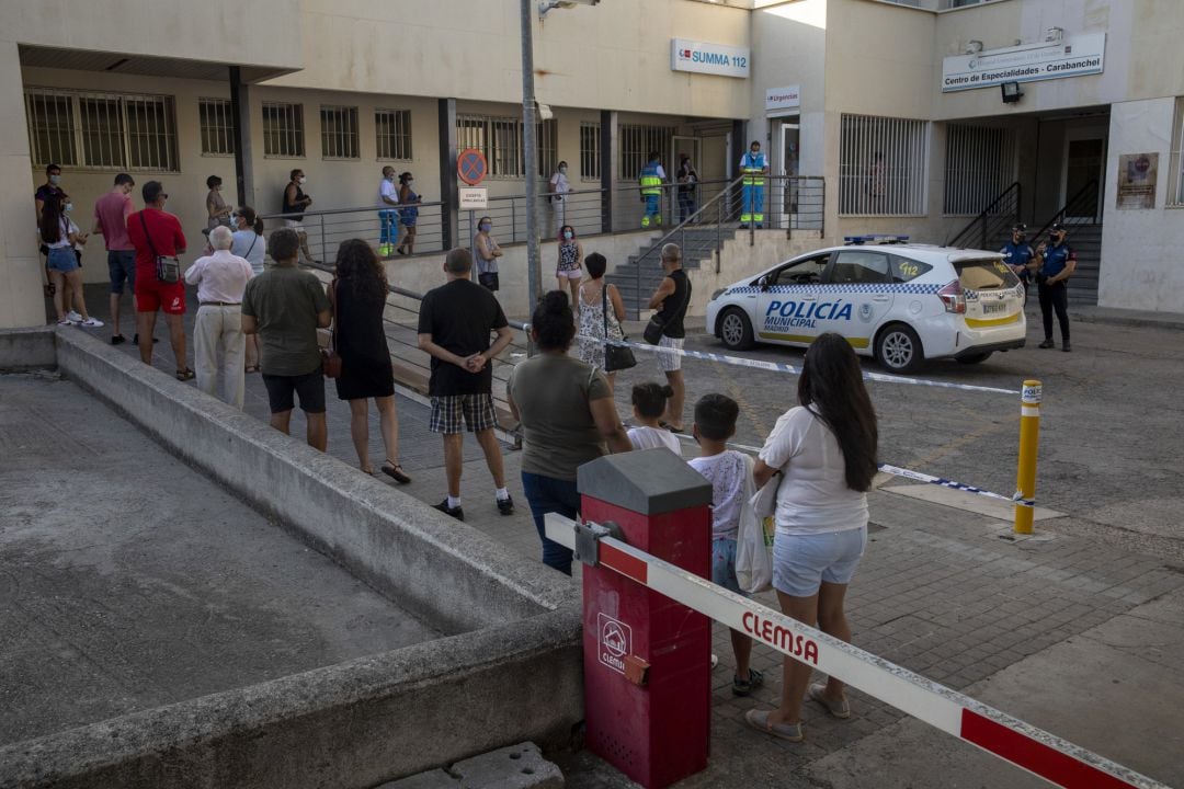 Varias personas esperan para hacerse una prueba PCR en un centro de salud de Madrid.