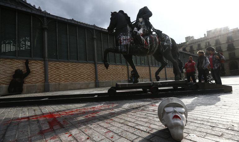 Un busto de piedra de Francisco Franco ha aparecido esta mañana junto a la estatua ecuestre decapitada del dictador expuesta desde el lunes frente al centro cultural Born de Barcelona, y que hoy también ha amanecido con pintadas y con una cabeza de cerdo 