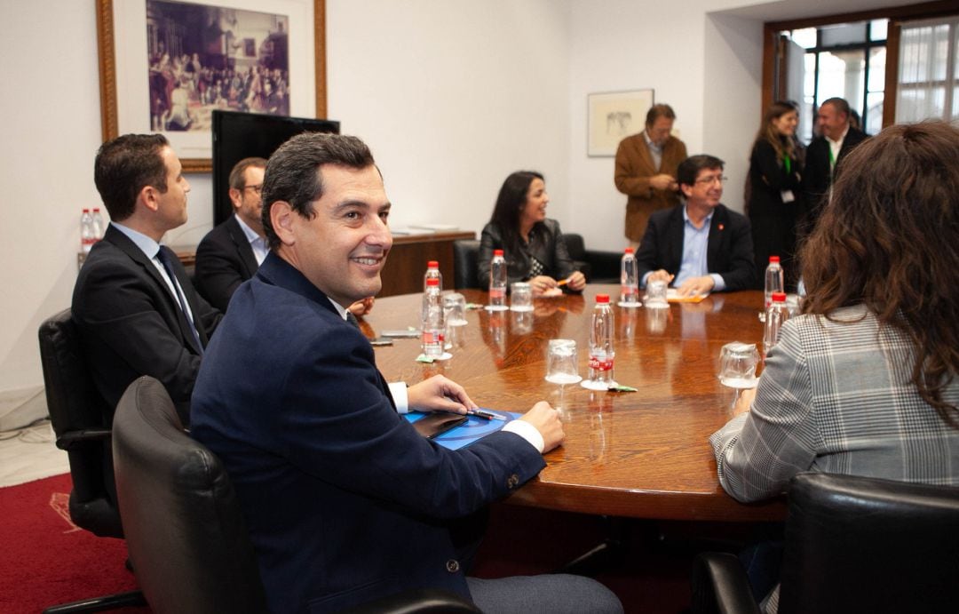 Reunión de delegaciones de PP y Ciudadanos integradas por el presidente del PP-A, Juanma Moreno, y el secretario general del PP, Teodoro García Egea, y el líder de Cs en Andalucía, Juan Marín, y el secretario general de Cs, José Manuel Villegas.