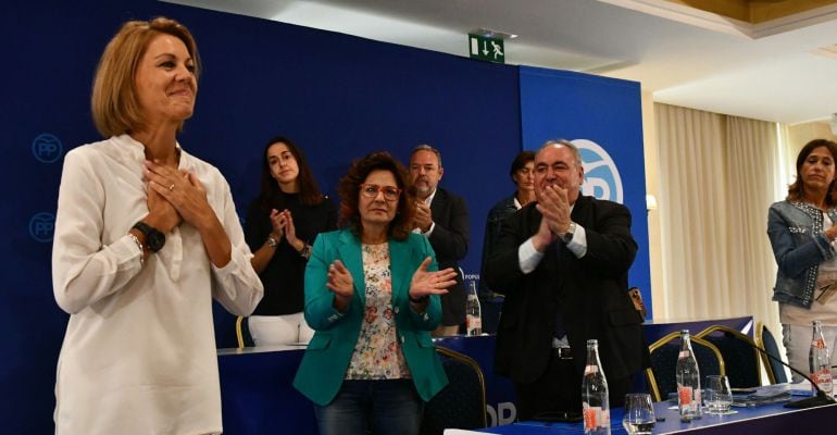 La presidenta del PP en Castilla-La Mancha, María Dolores de Cospedal, se ha mostrado convencida este viernes de que los &#039;populares&#039; ganarán las próximas elecciones autonómicas pero ha advertido a los suyos de que los comicios &quot;no se ganan con el piloto a