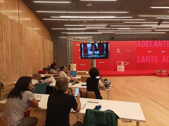 Los compañeros de la prensa, trabajando