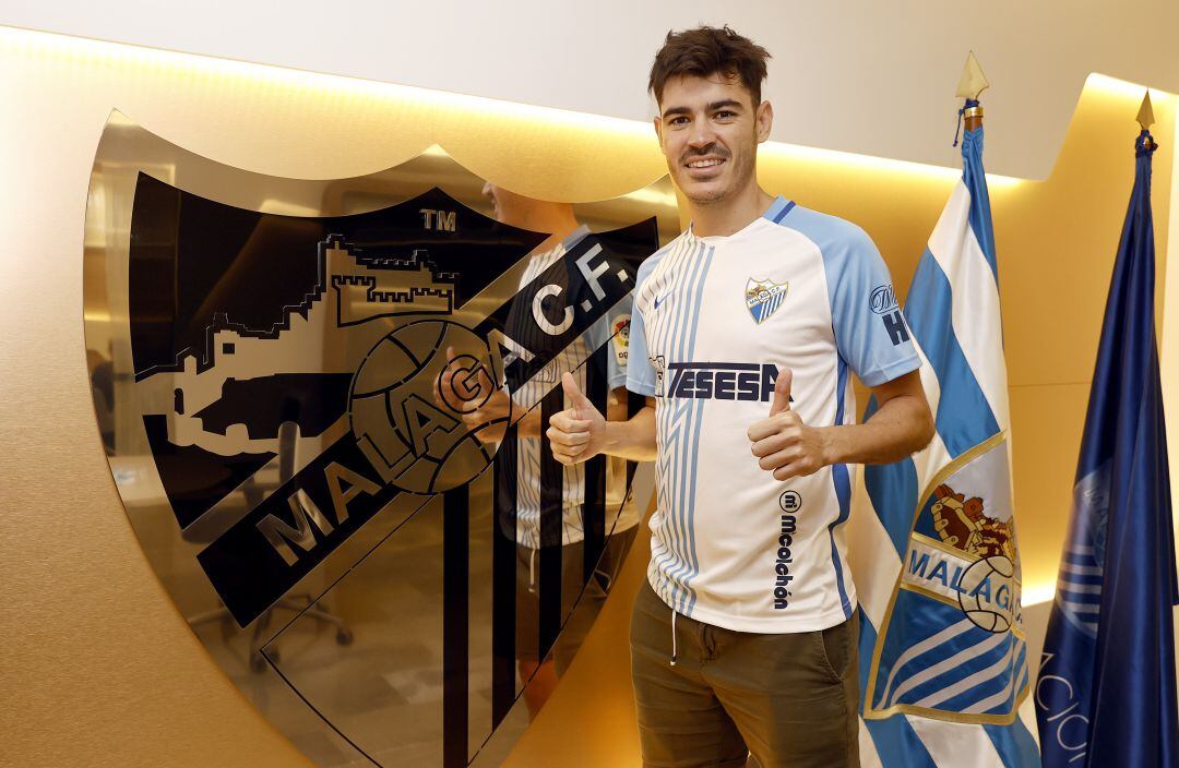 Jozabed posa con la camiseta del Málaga