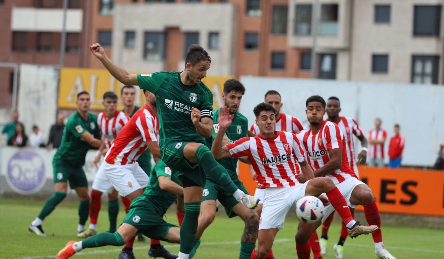 Remate de Elgezabal tras un córner que a punto estuvo de acabar en gol. / Foto: BCF