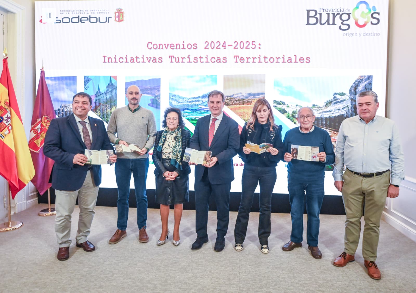 Representantes de los Grupos de Acción Local, con los presidentes de la Diputación, Borja Suárez, y de Sodebur, Carlos Gallo, presentan el nuevo material de promoción turística