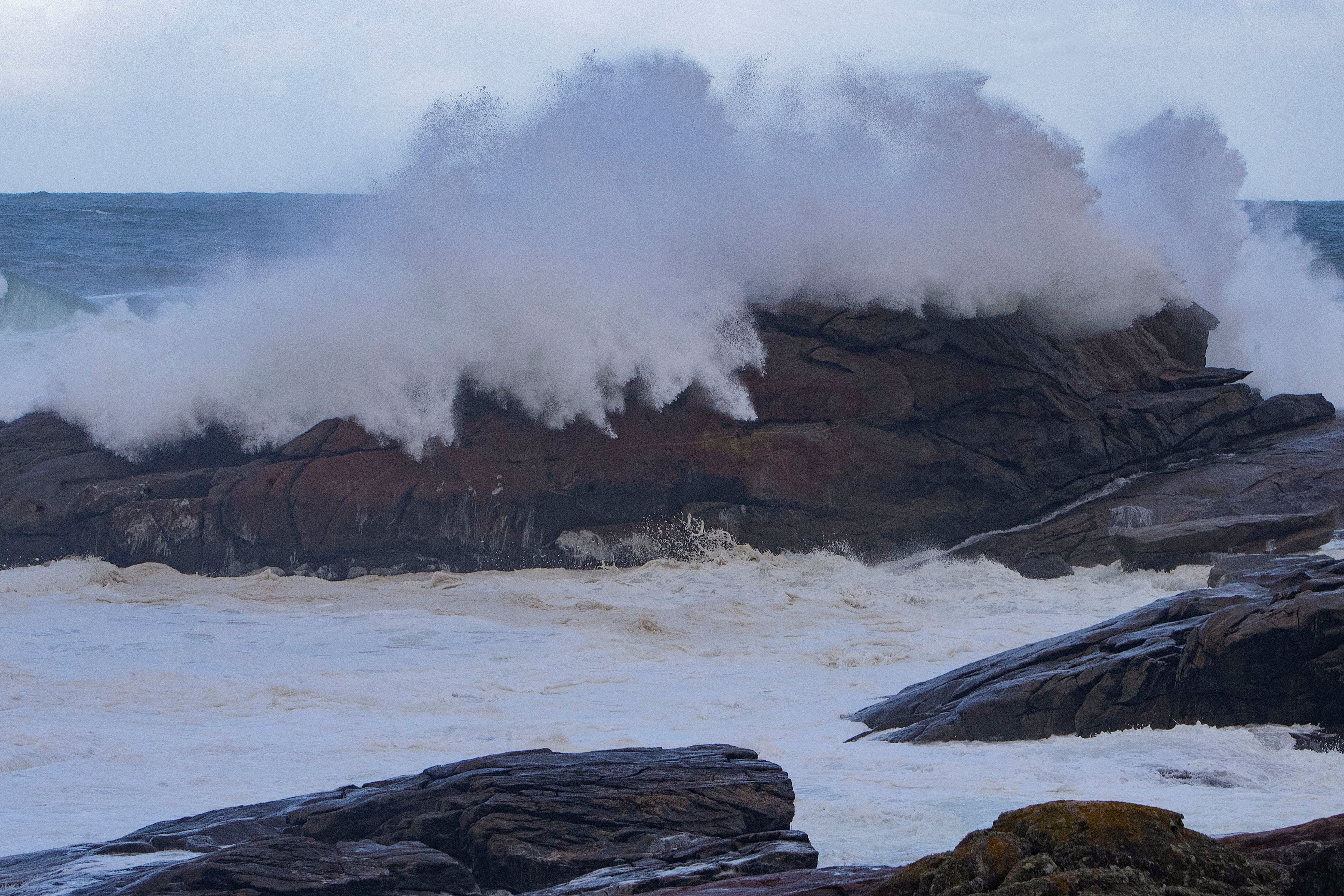 VIGO (PONTEVEDRA), 20/10/2023.- Costa de Santa María de Oia, en Vigo, azotada por el temporal de viento y mar en Galicia que provoca olas de hasta 10 metros. EFE / Salvador Sas
