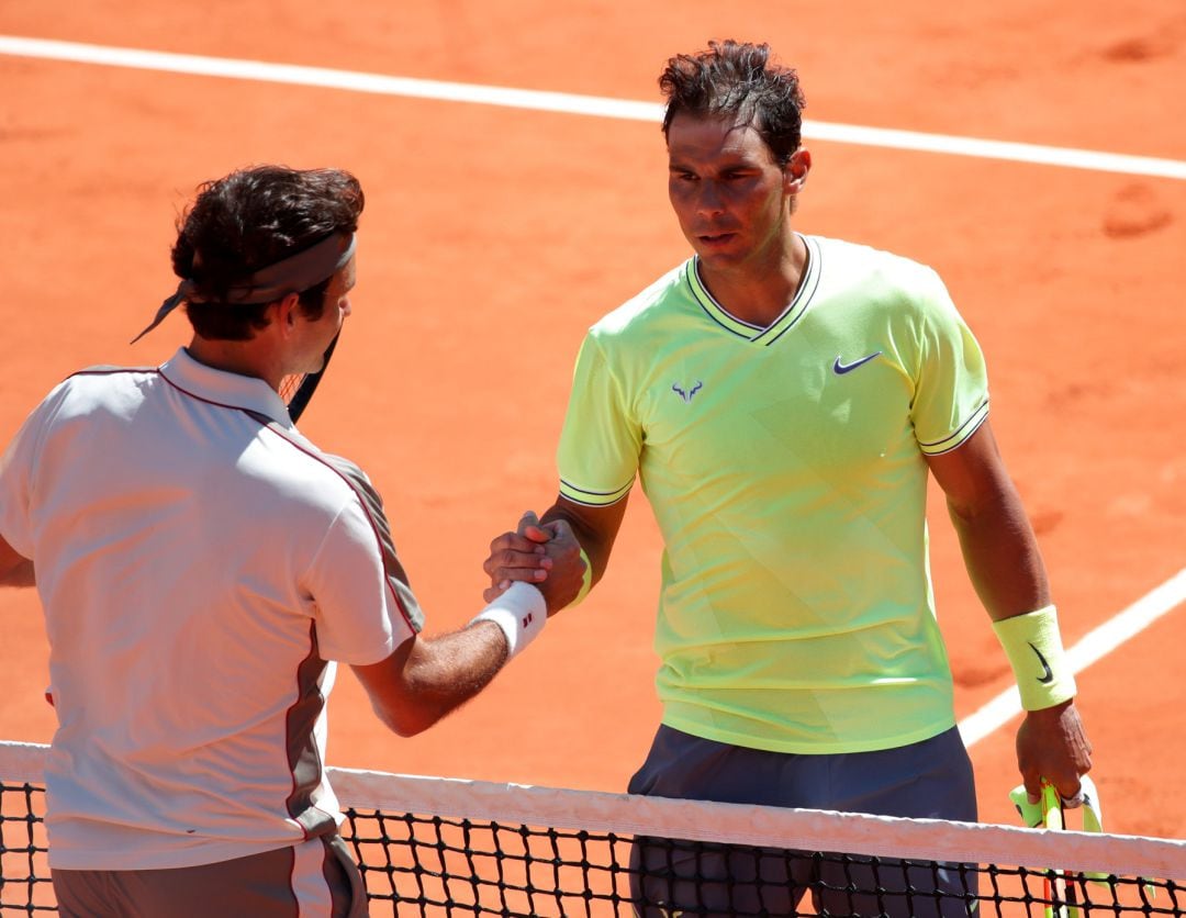 Nadal y Federer se saludan al término del partido.