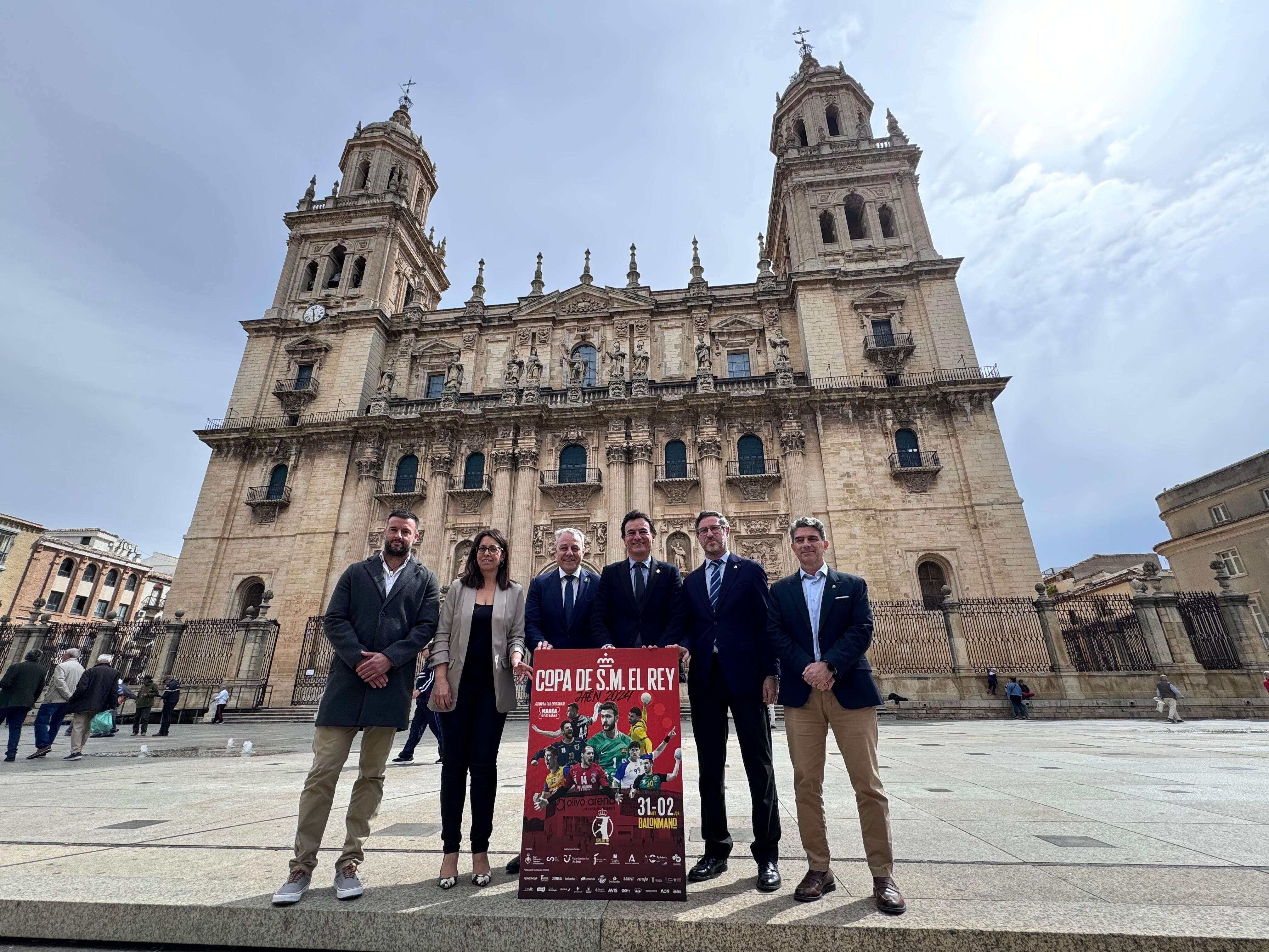 De izquierda a derecha: El delegado de la Federación Andaluza de Balonmano, Miguel Ángel García; la diputada de Cultura y Deportes, África Colomo; el alcalde de Jaén, Agustín González; el presidente de la Real Federación Española de Balonmano (RFEBM), Francisco Blázquez; el delegado territorial de Fomento, Miguel Contreras; y el concejal de Deportes, José María Álvarez.