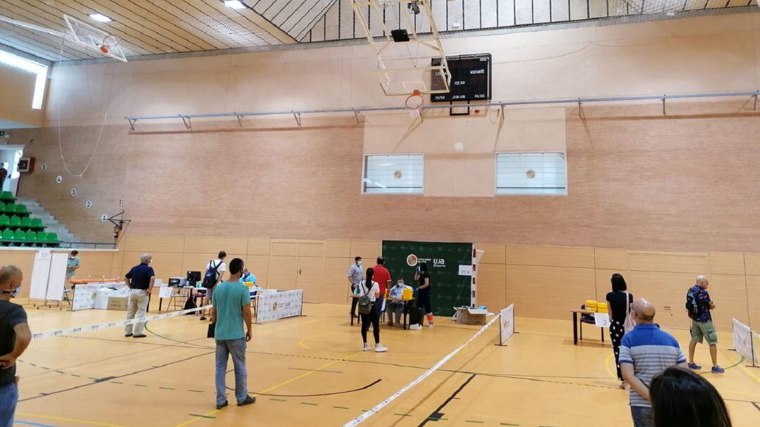 El personal espera, con la distancia de seguridad apropiada, a su turno para las pruebas covid en la universidad jiennense