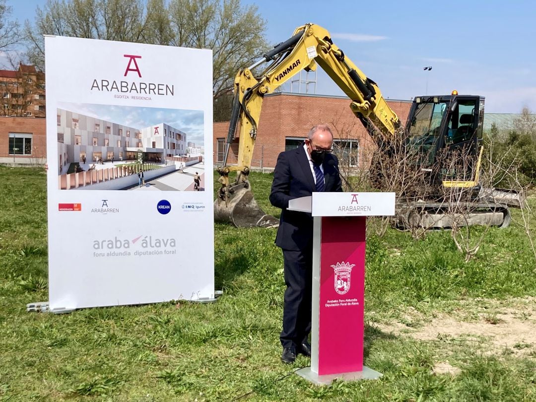 El diputado general, Ramiro González, en el acto de presentación, en la parcela donde se construirá la residencia Arabarren