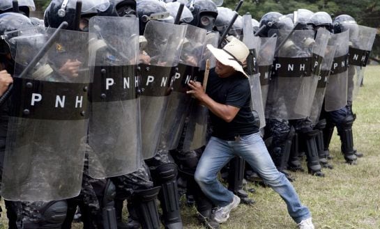 SERIE GRÁFICA 5 DE 8. TEG01. TEGUCIGALPA (HONDURAS), 30/07/2015.- Policías del escuadrón antimotines realizan un simulacro de desalojo hoy, jueves 30 de julio de 2015, en Tegucigalpa (Honduras). El ejercicio muestra la capacidad de respuesta de esta unida