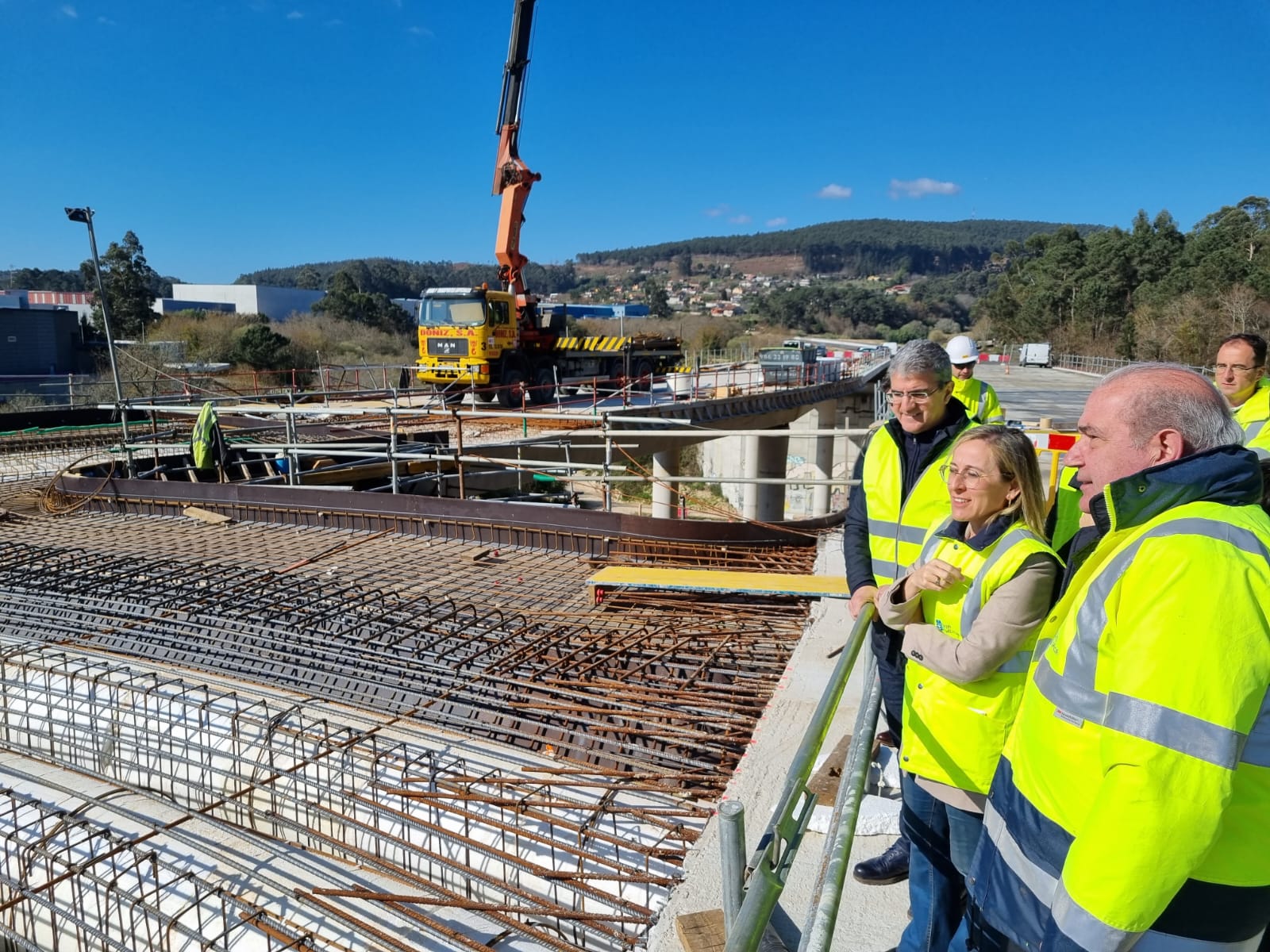 La anterior conselleira de Infraestruturas e Mobilidade, Ethel Vázquez, visitando las obras de la VAC Tui - A Guarda en su conexión con la A-55 y el polígono de Areas.