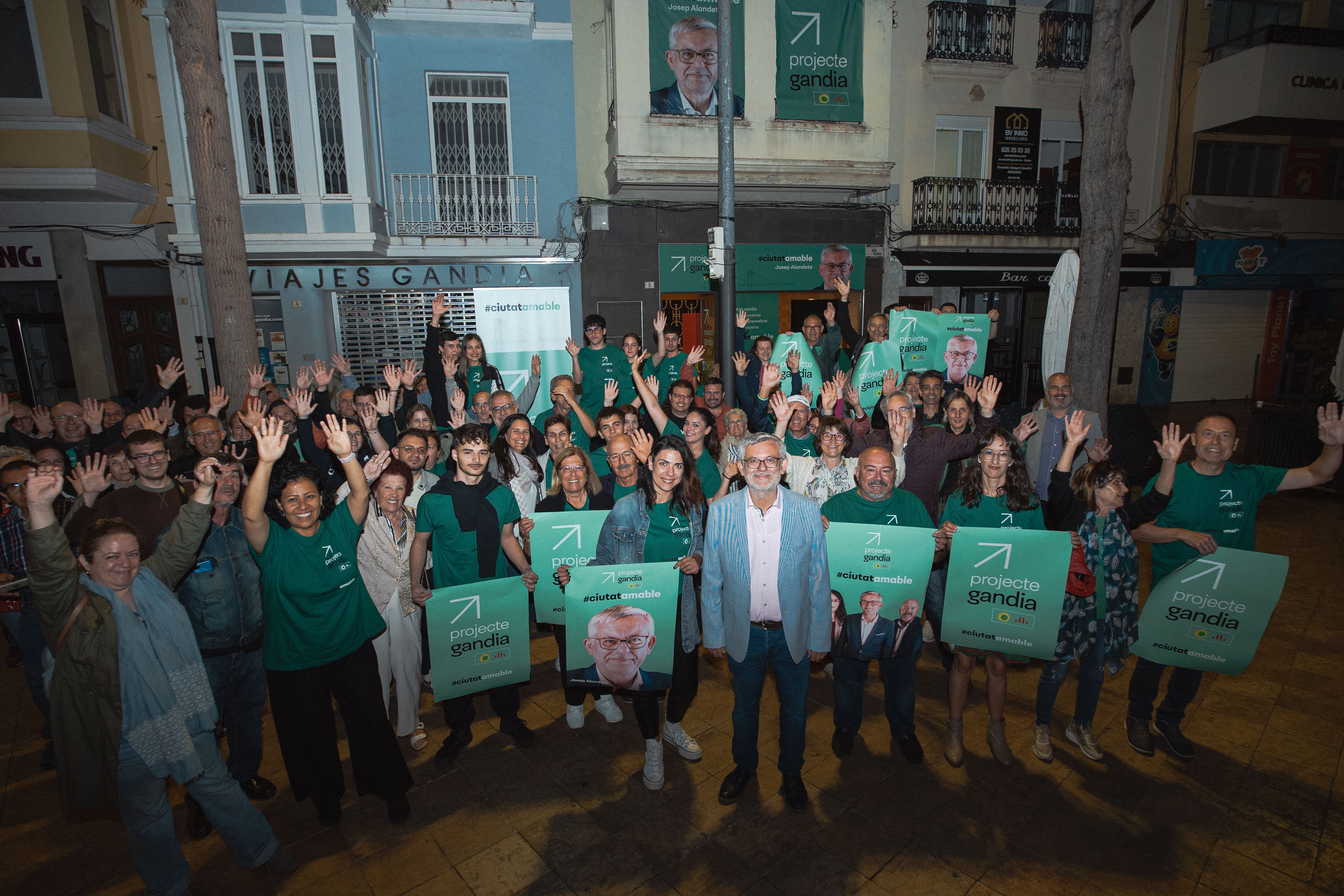 Josep Alandete, candidato a la alcaldía por Projecte Gandia, junto a otros miembros de la candidatura y simpatizantes la noche de inicio de campaña.