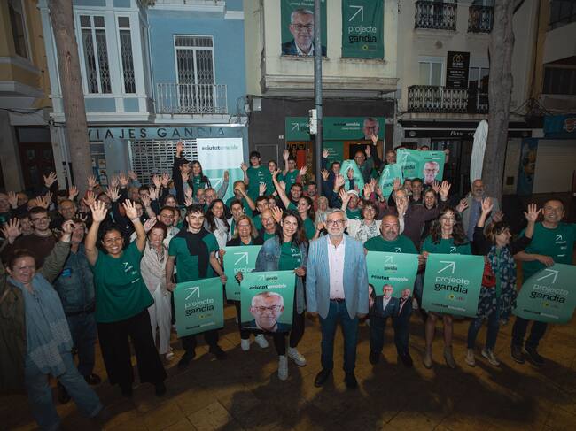 Josep Alandete, candidato a la alcaldía por Projecte Gandia, junto a otros miembros de la candidatura y simpatizantes la noche de inicio de campaña.