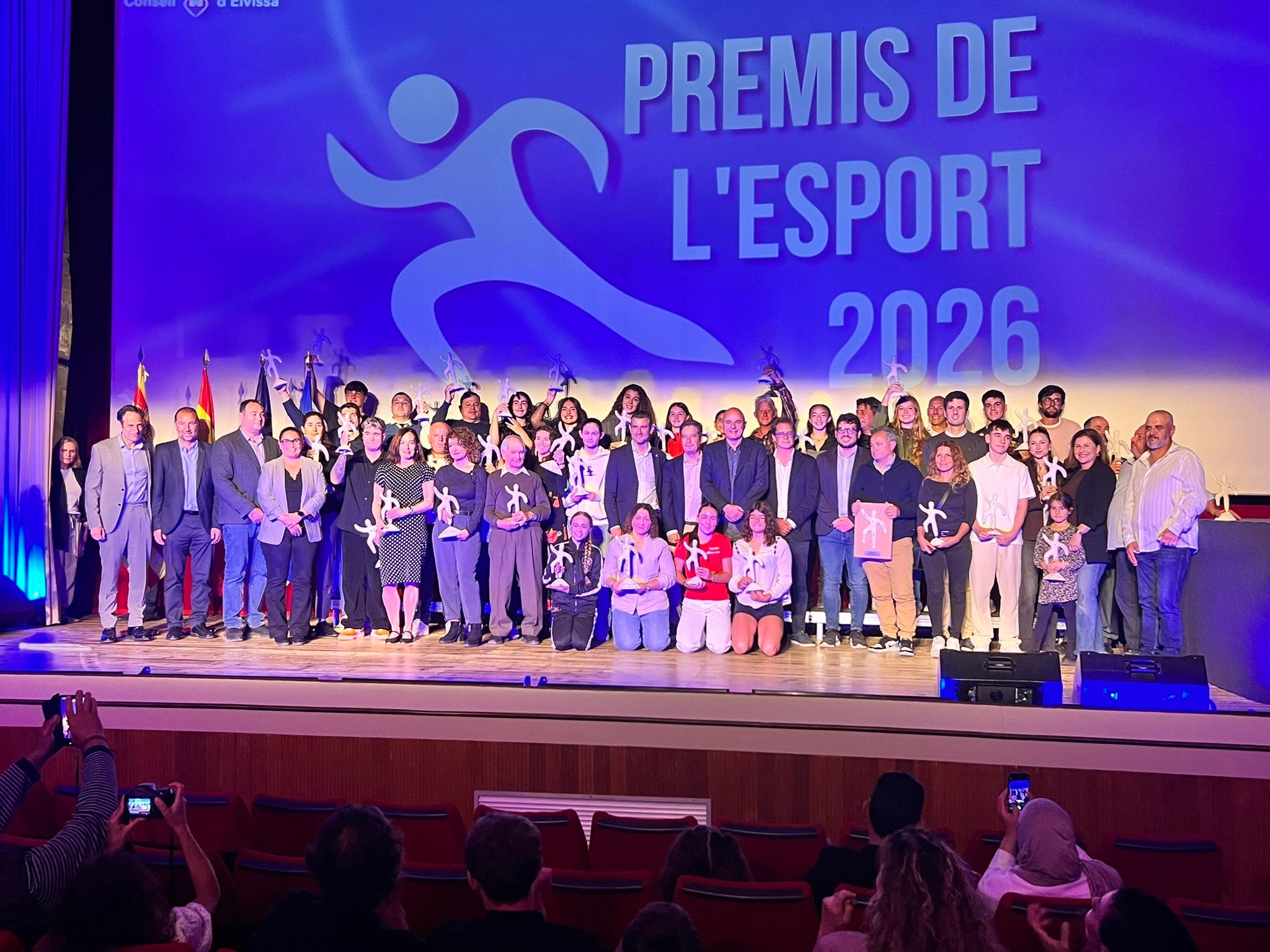 Foto de familia de los premiados