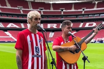 Beret y Mr. Rain cantan en el Metropolitano