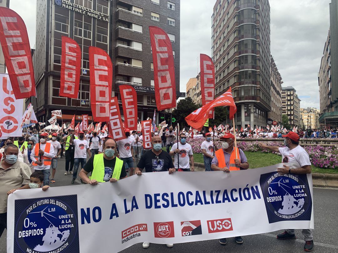 La protesta salió de la Plaza de Lazúrtegui y acabó en el ayuntamiento de Ponferrada