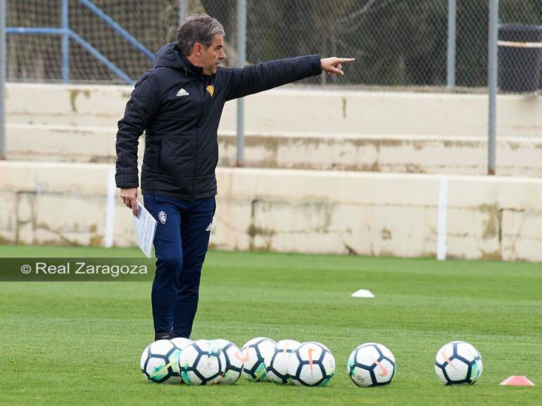 Natxo González da instrucciones en una entrenamiento en la Ciuad Deportiva