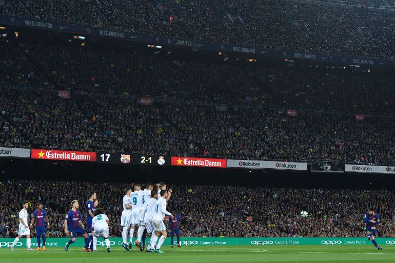 Messi lanza una falta en el Barcelona - Real Madrid de la pasada temporada