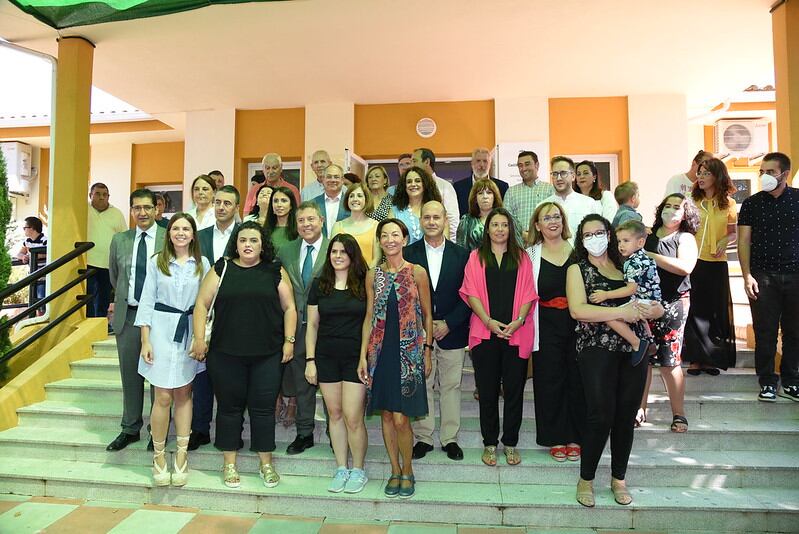 Emiliano García Page junto a otras autoridades y profesionales en la fachada del Centro de Atención Temprana