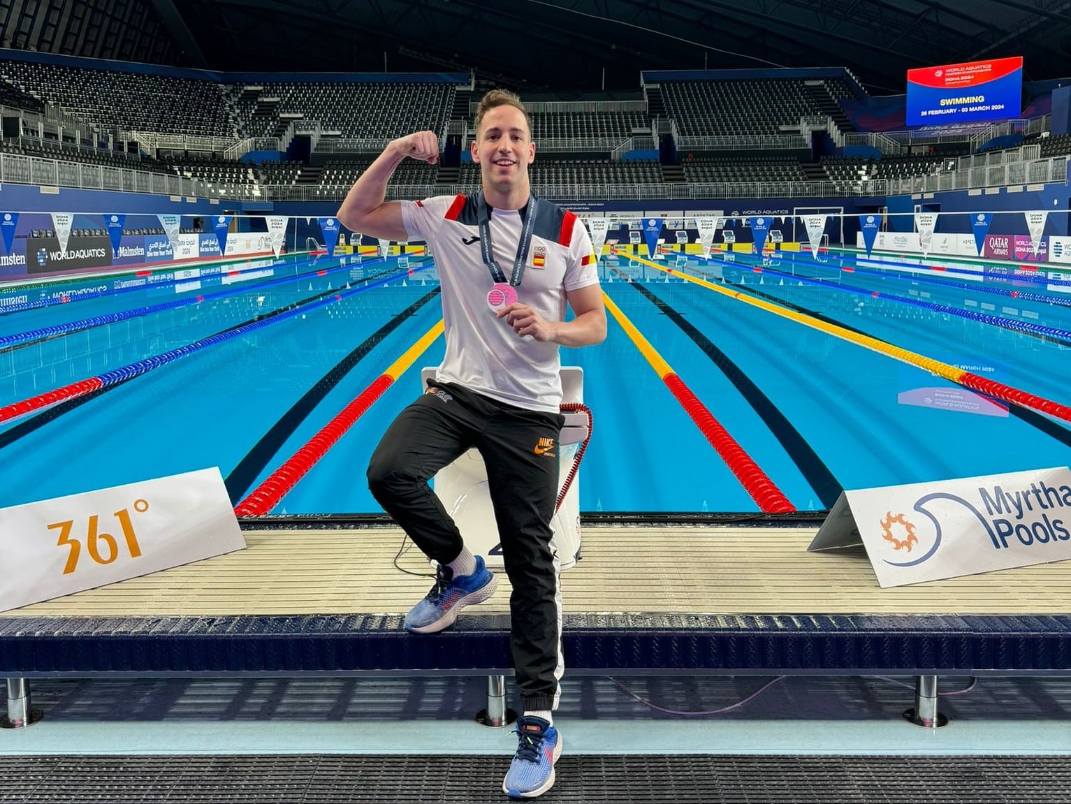 El nadador soriano Sergio Martín Salcedo, con su plata del 800 libres.