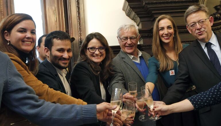 El alcalde de Valencia Joan Ribó (c); el president de la Generalitat, Ximo Puig (d), la vicepresidenta, Mónica Oltra (3-i); el conseller de Educación, Vicent Marzá (2-i), y la fallera mayor de Valencia, Raquel Alario (2-d), celebran la declaración por par