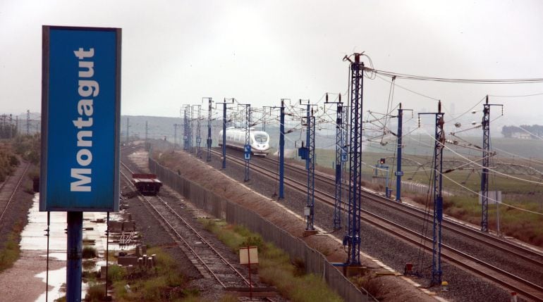 Un tren AVE aturat a la zona de Montagut, al municipi d&#039;Alcarràs, per una avaria a la línia d&#039;alta velocitat entre Barcelona i Madrid