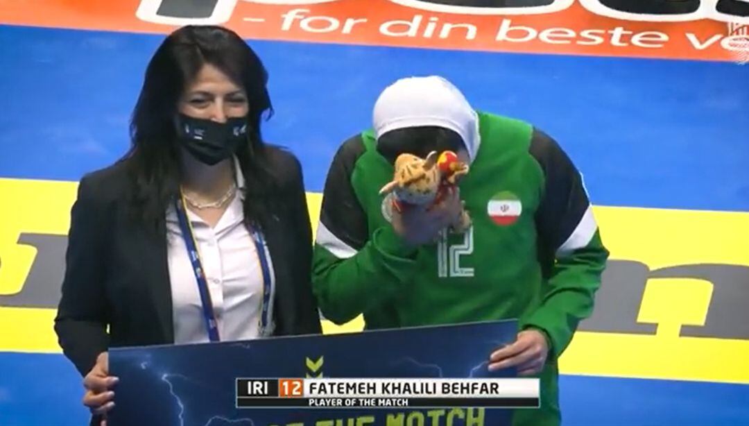 La portera de la selección iraní de balonmano visiblemente emocionada tras el reconocimiento