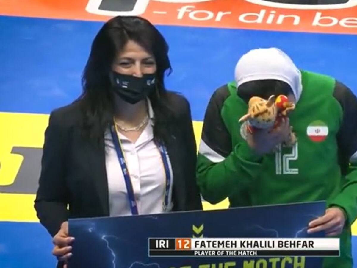 La portera de la selección iraní de balonmano se emociona al ser MVP del partido a pesar de encajar 41 goles