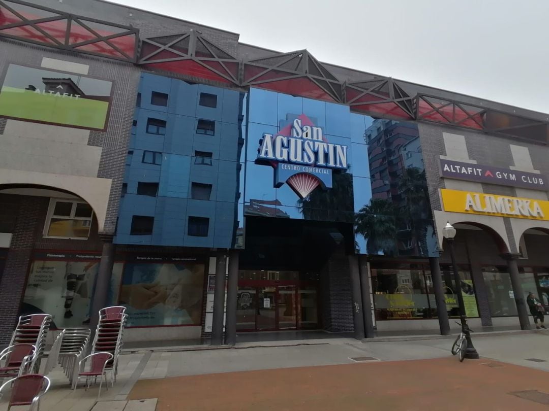 Exteriores del centro comercial donde se ubican las instalaciones. 