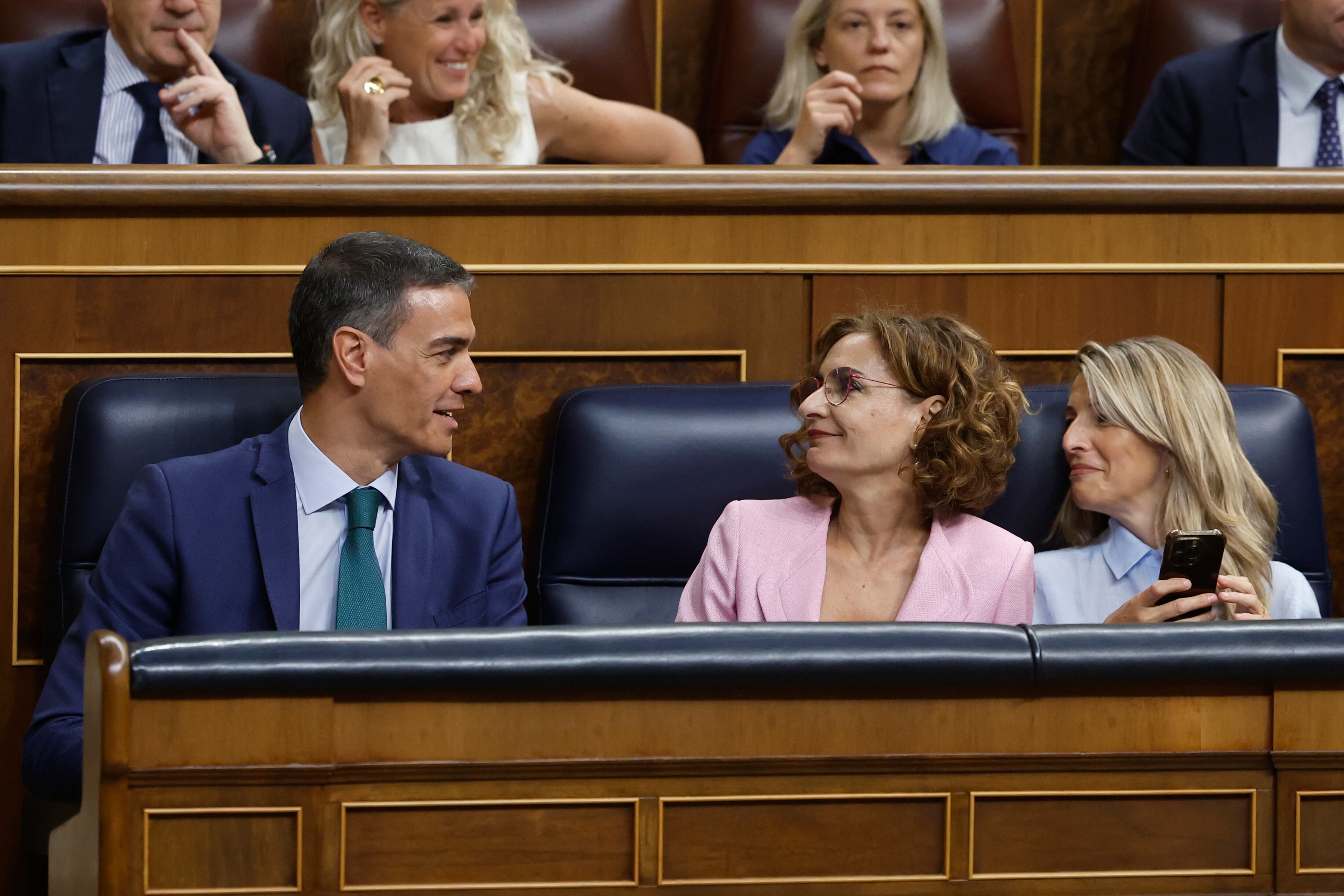 El presidente del Gobierno, Pedro Sánchez, y las vicepresidentas primera, María Jesús Montro (c) y segunda, Yolanda Díaz, durante una sesión de control al Ejecutivo.