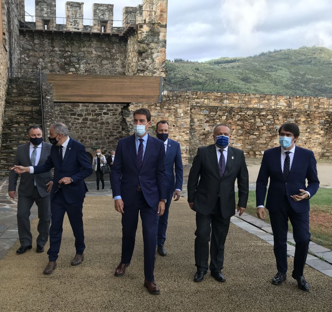 Los consejeros de Presidencia y Medio Ambiente, el presidente de la Diputación, el presidente del Consejo Comarcal y el alcalde de Ponferrada a la entrada de la reunión del convenio marco.