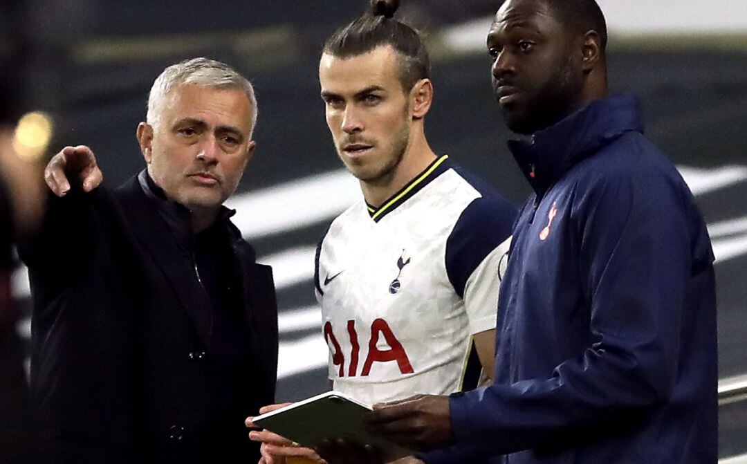 Mourinho conversa con Bale antes de su entrada en un partido de la Premier League inglesa.