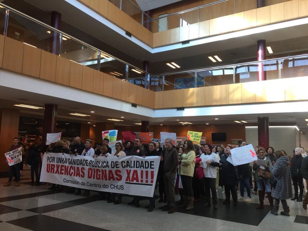 Trabajadores de urgencias protestan dentro del Clínico