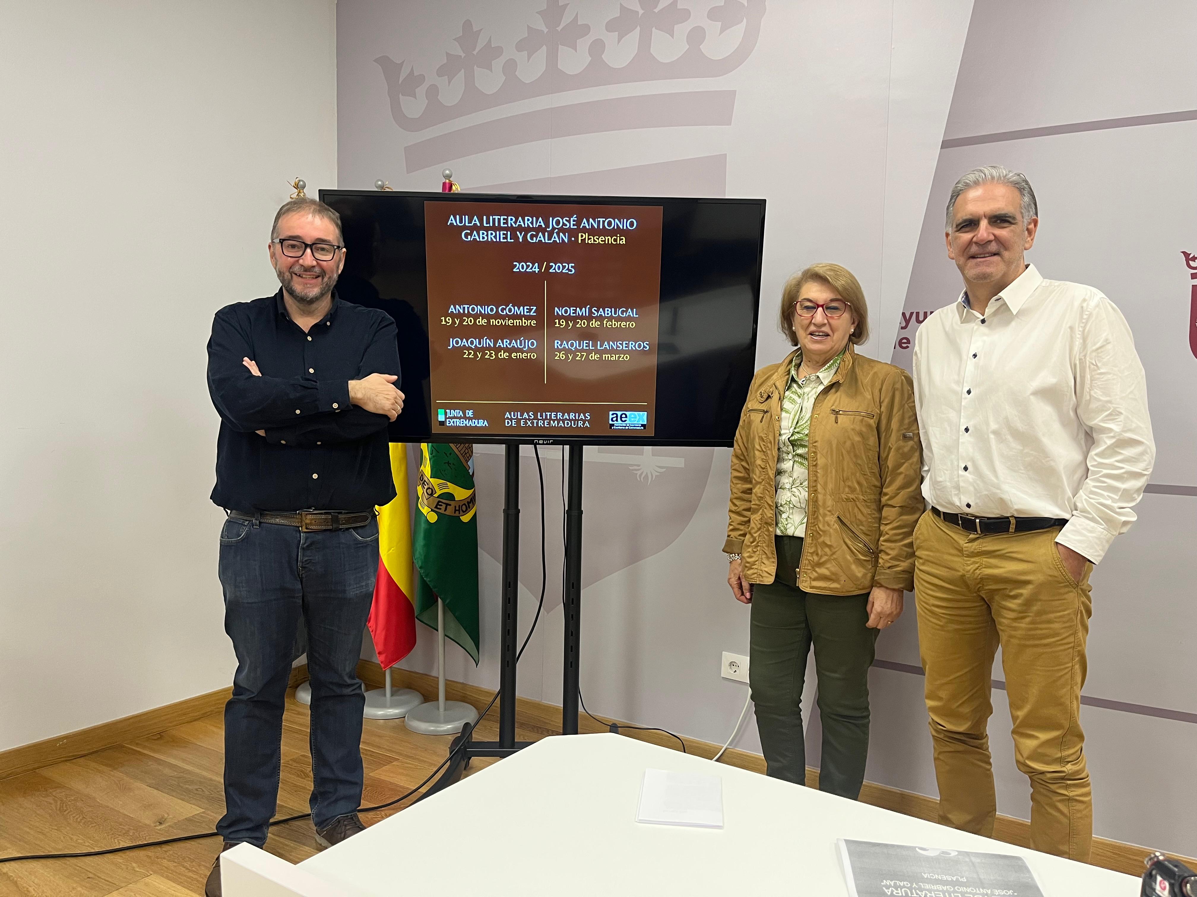 Los coordinadores del Aula de Literatura, Juan Ramón Santos (izquierda) y Nicanor Gil (derecha), junto con la concejala de cultura del Ayuntamiento de Plasencia, Marisa Bermejo.